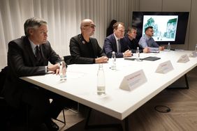 Stellten das Kunstprojekt "missing link_" bei der Pressekonferenz vor - von links: Dr. Bastian Fleermann, Bert Römgens, Oberbürgermeister Dr. Stephan Keller, Mischa Kuball, und Falk Velten (Amt für Kommunikation). Foto: Young