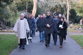 Die Gedenkfeier auf dem Friedhof Eller fand unter Beteiligung der Kirchengemeinden, des St. Sebastianus-Schützenvereins und des Verbands der Reservisten der Bundeswehr statt. Bürgermeister Josef Hinkel sprach die Worte zum Gedenken. Foto: Gstettenbauer