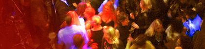 Foto mit tanzenden Menschen zur Ü-60-Party