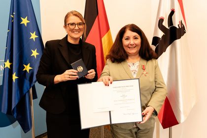 Sanem Kleff, Christina Henke bei der Verleihung des Bundesverdienstkreuzes