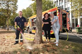 Dezernentin Helga Stulgies (Mitte) und Gartenamtsleiterin Doris Törkel danken den Einsatzkräften für die Unterstützung bei der Bewässerung. Foto: Michael Gstettenbauer