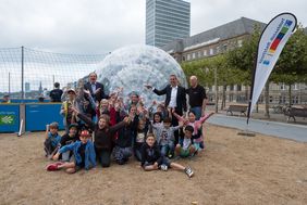 Präsentation des Programms zum Olympic Adventure Camp mit (v.l.) Johannes Horn (Leiter Jugendamt), Knut Diehlmann (Abteilungsleiter Sportamt), Ulrich Koch (Vizepräsident Stadtsportbund) und Kindern der Freizeiteinrichtung WestEnd; Foto: Schaffmeister