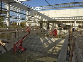 Für den neuen Hallenbad-Komplex wurden auf 21.000 Quadratmetern rund 3.750 Kubikmeter Beton und 650 Tonnen Betonstahl verbaut. Foto: Meyer