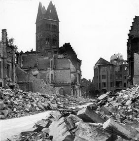 Undatiertes Foto der Prinz-Georg-Straße; im Hintergrund die ebenfalls zerstörte Rochuskirche; Foto: Stadtarchiv Düsseldorf