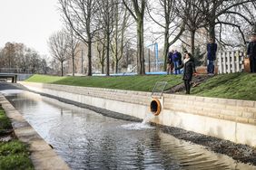 Durch ein Rohr fließt das Wasser in den neu offengelegten Teil der Düssel. Foto: Melanie Zanin