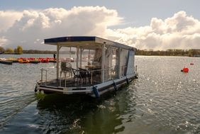 Die Elektroboote des Zweckverbandes Unterbacher See - hier eine Solarfähre, die für Rundfahrten auf dem Gewässer zur Verfügung steht -  können jetzt ebenfalls mit Solarstrom betankt werden. Foto: Uwe Schaffmeister