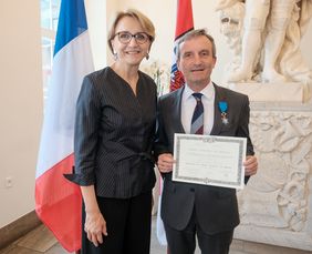 Die französische Botschafterin Anne-Marie Descôtes verlieh Thomas Geisel die Insignien eines Ritters der Französischen Republik. Foto: Gstettenbauer 