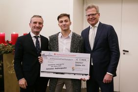 Oberbürgermeister Thomas Geisel (l.) und Dirk Lindner, Erster Vorsitzender der Stiftung Pro Sport Düsseldorf, mit Taekwondosportler Antonios Andreopoulos, Düsseldorfs Juniorsportler des Jahres 2019; Foto: Young