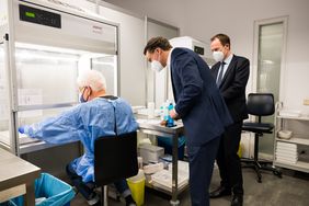 Vorbereiten des Impfstoffs. Foto: Staatskanzlei NRW