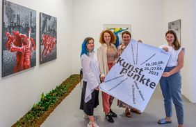 Beigeordnete Miriam Koch (2. v.r.) stellte mit Julia Köhler (r.), Koordinatorin Kunstpunkte, und den ukrainischen Künstlerinnen Oksana Pyzh (2. v.l.) und Olga Chekotovska die Kunstpunkte 2023 vor. Foto: Schaffmeister