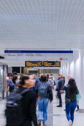 Die Heinrich-Heine-Passage erstrahlt zur Europameisterschaft in neuem Glanz: Die Erneuerung der modernen Lichtdecke ist bereits weit fortgeschritten. Foto: Michael Gstettenbauer