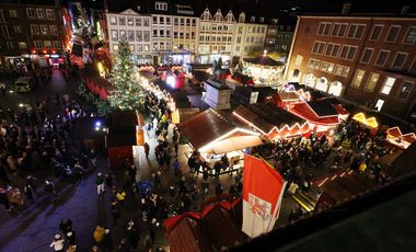 Blick über den frisch eröffneten Weihnachtsmarkt auf dem Marktplatz vor dem Rathaus, Foto: David Young.