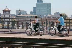 Das städtische Fahrradmietsystem Düsselbike ist erfolgreich in den Vollbetrieb gegangen. Seit Mitte September stehen 2.500 Düsselbikes im gesamten Stadtgebiet zur Verfügung. Die Räder erfreuen sich wachsender Beliebtheit. Foto: Connected Mobility Düsseldorf