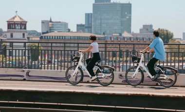 Das städtische Fahrradmietsystem Düsselbike ist erfolgreich in den Vollbetrieb gegangen. Seit Mitte September stehen 2.500 Düsselbikes im gesamten Stadtgebiet zur Verfügung. Die Räder erfreuen sich wachsender Beliebtheit. Foto: Connected Mobility Düsseldorf