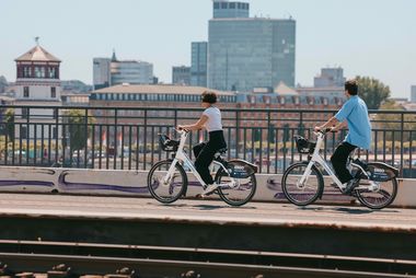 Das städtische Fahrradmietsystem Düsselbike ist erfolgreich in den Vollbetrieb gegangen. Seit Mitte September stehen 2.500 Düsselbikes im gesamten Stadtgebiet zur Verfügung. Die Räder erfreuen sich wachsender Beliebtheit. Foto: Connected Mobility Düsseldorf