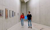 zwei Menschen im Museum betrachten Gemälde an der Wand, Werbung für die Art:card