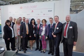 Oberbürgermeister Thomas Geisel, Dezernentin Cornelia Zuschke (6 v.r.) und Vertreterinnen und Vertreter des Rates trafen sich heute (5. Oktober) auf der Expo Real mit Verantwortlichen von Frankonia, darunter auch Vorstandschef Uwe Schmitz (3 v.r.).