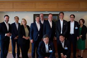 OB Dr. Stephan Keller mit der Delegation beim Besuch des Toshiba Headquarters, neben ihm Taro Shimada President & CEO, Toshiba Corporation © Landeshauptstadt Düsseldorf