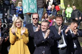Applaus für die gezeigten Leistungen (v.l.): Projektleiterin Theresa Winkels, Tour-Direktor Christian Prudhomme, OB Thomas Geisel und Stadtdirektor Burkhard Hintzsche sind begeistert, Foto: Ingo Lammert.