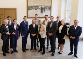 Oberbürgermeister Thomas Geisel empfing die österreichische Wirtschaftsdelegation, angeführt von den Landesräten Dr. Petra Bohuslav (rechts neben OB) und Peter Hanke (links neben OB), im Jan-Wellem-Saal des Rathauses. Foto: Wilfried Meyer