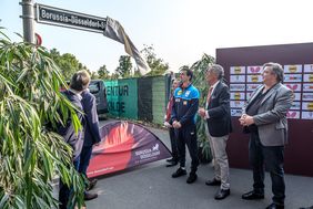 Oberbürgermeister Thomas Geisel enthüllt das neue Straßenschild der "Borussia-Düsseldorf-Straße"; Fotos: Schaffmeister