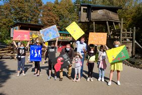 Die Ergebnisse der Projektwoche zum Thema Kinderrechte für Kinder und Jugendliche können sich sehen lassen. Davon überzeugten sich auf dem Abenteuerspielplatz Eller Stadtdirektor Burkhard Hintzsche (4.v.r.) und Jugendamtsleiter Johannes Horn (6.v.r.). Foto: Uwe Schaffmeister