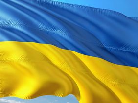 Auf dem Bild ist die Landesflagge der Ukraine in blau und gelb abgebildet