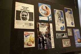 Auch Werbe- und Zeitungsartikel aus der Zeit der Fundstücke werden in der Ausstellung gezeigt. Foto: Lammert