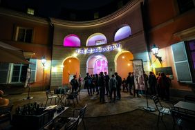 Das Theatermuseum lockte unter anderem mit vibrierenden Beats auf den Dancefloor und bot einen einmaligen Blick auf den Hofgarten. Foto: Zanin