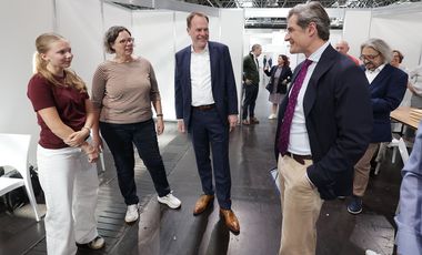 Oberbürgermeister Dr. Stephan Keller und Beigeordneter Christian Zaum danken den ehrenamtlichen Wahlhelfenden für ihr Engagement. Foto: David Young