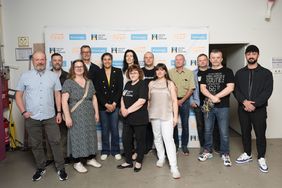 Packaktion für Kinder in der Ukraine mit Vertreterinnen und Vertretern der Landeshauptstadt Düsseldorf, des Vereins AVP e. V. und des US-Generalkonsulats NRW sowie ehrenamtlichen Helferinnen und Helfern. ©UkraineHilfe Düsseldorf/Mikhail Rouguzin