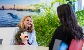 Frau mit Handpuppe auf dem Schoß © Gesundheitsamt Düsseldorf