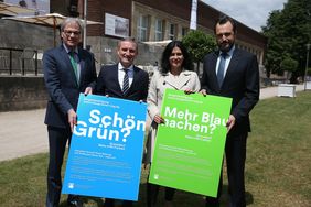 Stellten das Projekt "Blaugrüner Ring" vor (v.l.): Kulturdezernent Hans-Georg Lohe, Oberbürgermeister Thomas Geisel, Planungsdezernentin Cornelia Zuschke und Thorben Meier, Leiter Markenkommunikation Düsseldorf Marketing; Foto: David Young