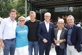 Oberbürgermeister Thomas Geisel, Landtagsvizepräsidentin Carina Gödecke, Landtagspräsident André Kuper, Fortuna-Stürmer Rouwen Hennings, Brigitte Herzmann von UNICEF Düsseldorf und Stadtdirektor Burkhard Hintzsche (v.r.) 