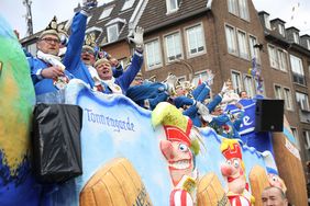 "Düsseldorf - gemeinsam jeck" - die Karnevalisten in der Landeshauptstadt feiern ihren Rosenmontagszug 2019. Foto: Melanie Zanin