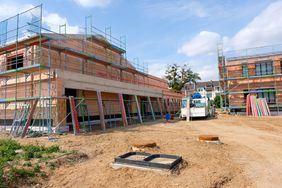 Nach einer Bauzeit von 24 Monaten wird es zwei neue Klassengebäude für die Gemeinschaftsgrundschule Steinkaul geben.