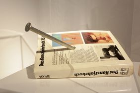 Aus Anlass von Günther Ueckers 90. Geburtstag in diesem Jahr zeigt das Goethe-Museum vom 8. September bis zum 15. November die Sonderausstellung "Orient und Okzident sind nicht mehr zu trennen. Uecker – Hafis – Goethe"; Foto: Ingo Lammert