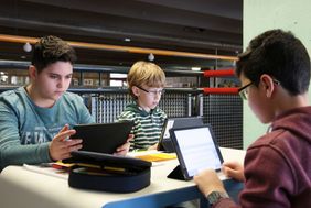 An Düsseldorfer Schulen sind bereits mehr als 23.000 Tablets im Einsatz. Foto: Ingo Lammert (Archivbild)