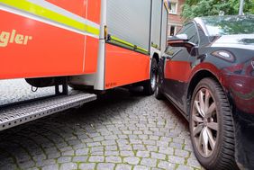 Kann die Feuerwehr eine Hindernisstelle nicht umfahren, werden falsch abgestelle Fahrzeuge im Notfall weggedrückt. In der dargestellten Situation war dies jedoch nicht nötig.