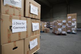 Via Deutsche Bahn Cargo werden die mit jeweils 50 Dosen bestückten 354 Kartons nun nach Czernowitz geschickt und dort vom örtlichen Caritasverband an bedürftige Menschen verteilt.
