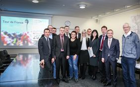 Oberbürgermeister Thomas Geisel (2.v.r.) im Kreise der Teilnehmer an der Pressekonferenz "Grand Départ Düsseldorf 2017: Erste Verkehrsinformationen für Düsseldorfer Bürgerinnen und Bürger". Foto: Melanie Zanin