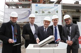 (v. l.) Stadtdirektor Burkhard Hintzsche, Ralf Elgner, Dipl. Bauingenieur Eggersmann Bauwesen, Oberbürgermeister Thomas Geisel, Michael Suermann, Schulleiter Heinrich-Hertz-Berufskolleg, und IPM Geschäftsführer Dr. Heinrich Labbert. Foto: Ingo Lammert