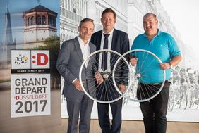 Oberbürgermeister Thomas Geisel, Stadtdirektor Burkhard Hintzsche und Sascha Grünewald, Vorsitzender des Radsportbezirks Düsseldorf, stellen das Förderkonzept für den Düsseldorfer Radsport vor