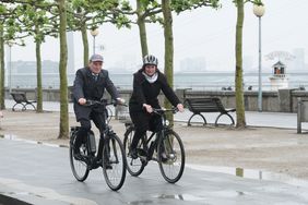 Rufen auf, beim Stadtradeln-Wettbewerb mitzumachen: Oberbürgermeister Thomas Geisel und Umweltdezernentin Helga Stulgies. Foto: Michael Gstettenbauer