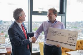 Oberbürgermeister Thomas Geisel (links) überreichte am Donnerstag, 13. Juni, einen Scheck über 7.000 Euro an Dr. Steffen Zoller vom DCI Digital Career Institute - unterstützt werden soll das Projekt "Devugees". Foto: Amir Ouadahi, paint the town