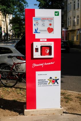 Die Defi-Notfall-Säule steht in Unterbilk an der Lorettostraße/Ecke Düsselstraße.