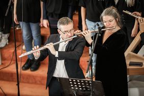Oberbürgermeister Thomas Geisel und Ruth Legelli beim musikalischen Weihnachtsgruß; Foto: Zanin
