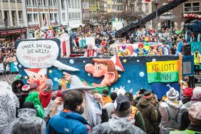 "Unser Rad schlägt um die Welt" - die Karnevalisten in der Landeshauptstadt feiern ihren Rosenmontagszug 2020; Foto: Melanie Zanin