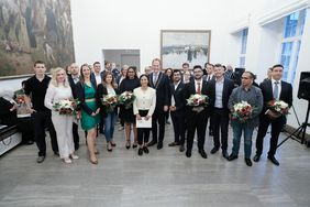 Einbürgerungsfeier 2024 im Düsseldorfer Rathaus: Oberbürgermeister Dr. Stephan Keller (Mitte mit Amtskette) mit den frisch Eingebürgerten © Landeshauptstadt Düsseldorf/Michael Gstettenbauer