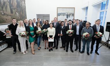Einbürgerungsfeier 2024 im Düsseldorfer Rathaus: Oberbürgermeister Dr. Stephan Keller (Mitte mit Amtskette) mit den frisch Eingebürgerten © Landeshauptstadt Düsseldorf/Michael Gstettenbauer